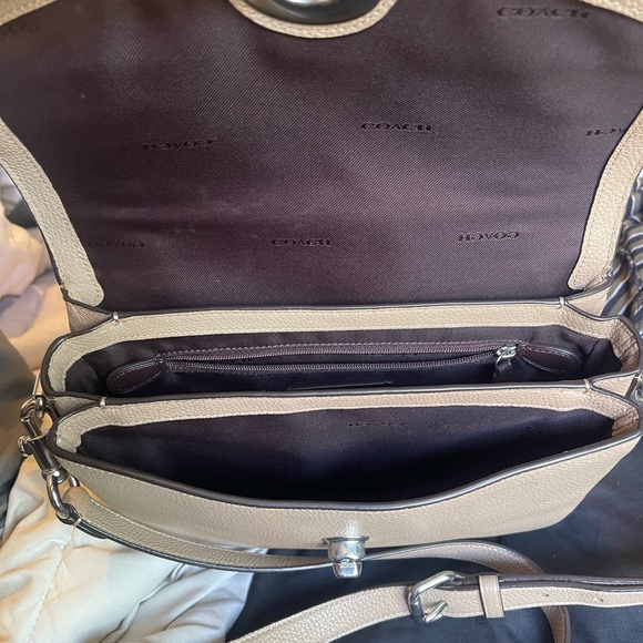 Coach Cassie - Picture 10 of 12